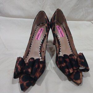 betsy Johnson leopard pumps